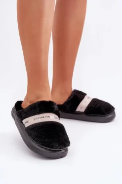 Futrzane Kapcie Z Ozdobnym Paskiem Czarne Savalithea