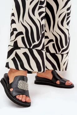 Klapki Damskie Na Koturnie Eko Skórzane Z Ozdobą Czarne Sarela