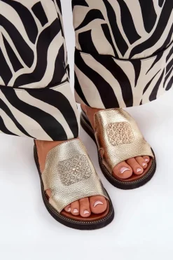 Klapki Damskie Na Koturnie Eko Skórzane Z Ozdobą Złote Sarela