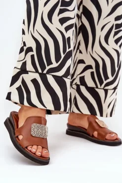 Klapki Damskie Na Koturnie Eko Skórzane Z Ozdobą Brązowe Sarela