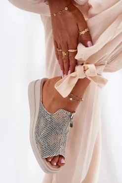 Klapki Damskie Na Koturnie Z Zamkiem Zwierzęcy Wzór Beżowe Irriva