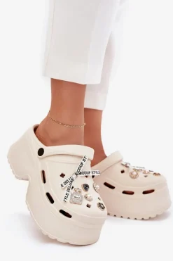 Klapki Damskie Na Masywnej Platformie Z Przypinkami Beżowe Vivira