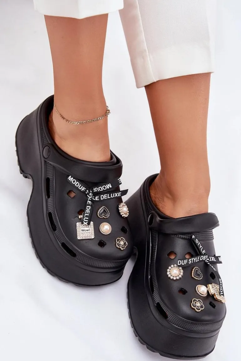 Klapki Damskie Na Masywnej Platformie Z Przypinkami Czarne Vivira