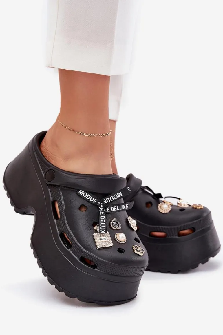 Klapki Damskie Na Masywnej Platformie Z Przypinkami Czarne Vivira