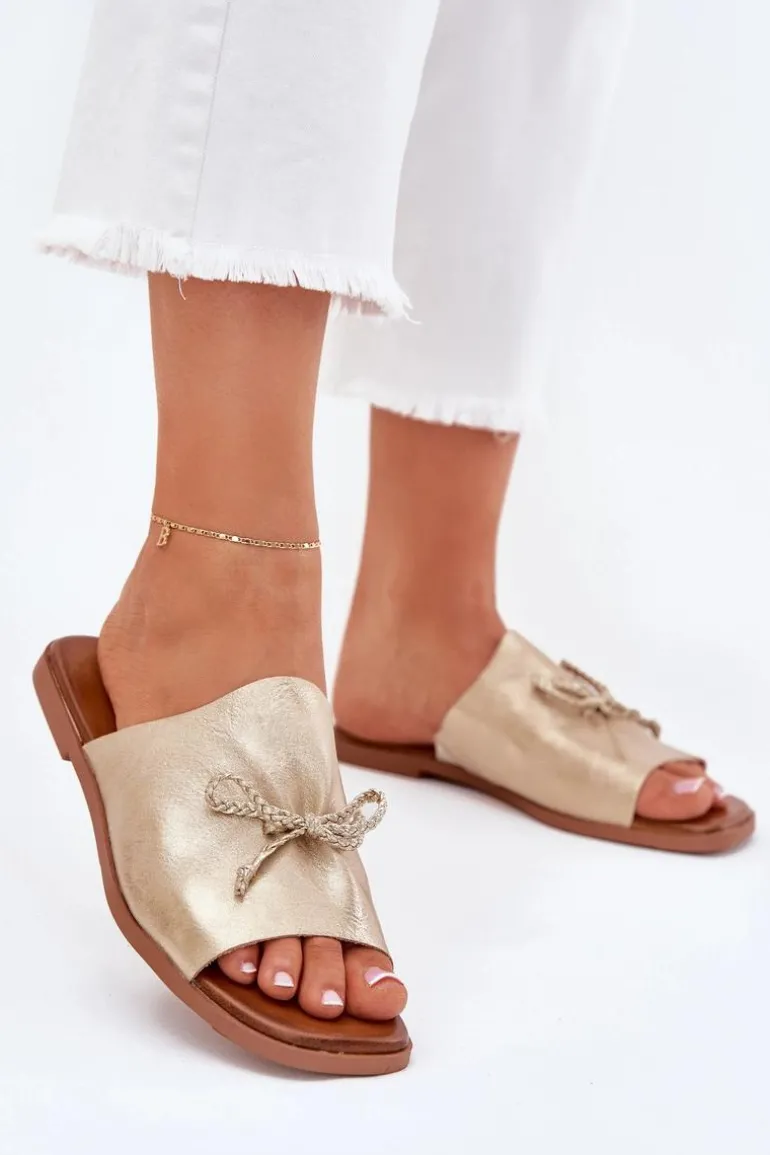 Klapki Damskie Na Płaskim Obcasie Z Ozdobnym Wiązaniem Złote Norela