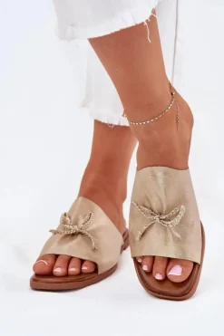 Klapki Damskie Na Płaskim Obcasie Z Ozdobnym Wiązaniem Złote Norela