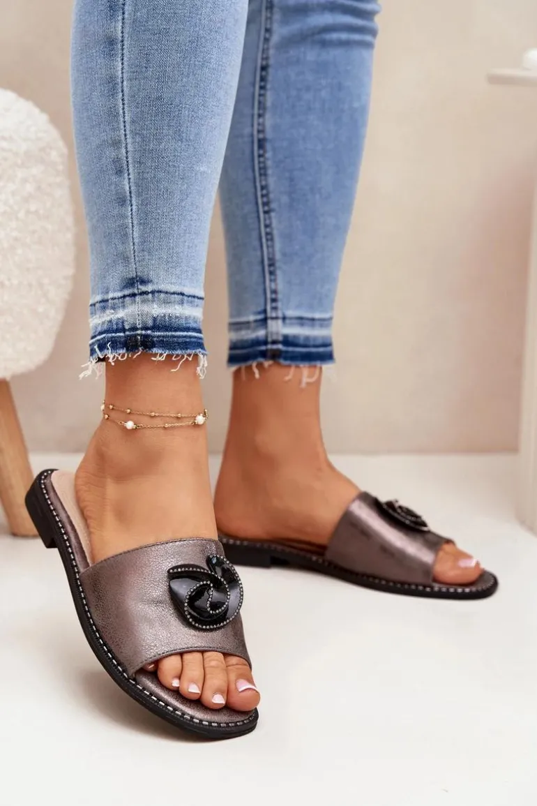 Klapki Damskie Na Płaskim Obcasie Z Ozdobnym Detalem KV51-007 Grafitowe