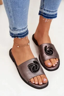 Klapki Damskie Na Płaskim Obcasie Z Ozdobnym Detalem KV51-007 Grafitowe