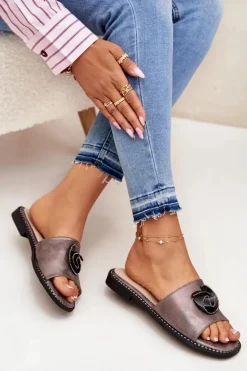 Klapki Damskie Na Płaskim Obcasie Z Ozdobnym Detalem KV51-007 Grafitowe