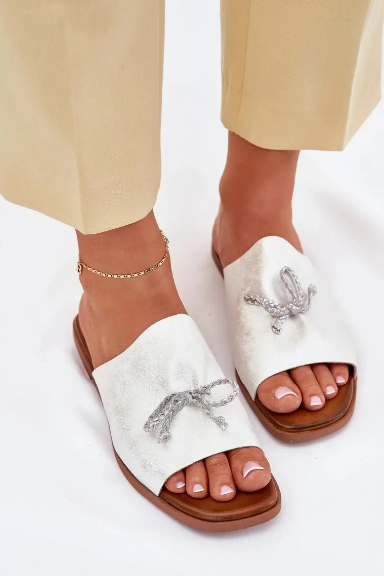 Klapki Damskie Na Płaskim Obcasie Z Ozdobnym Wiązaniem Srebrne Norela