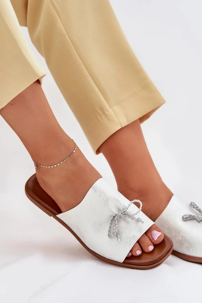 Klapki Damskie Na Płaskim Obcasie Z Ozdobnym Wiązaniem Srebrne Norela