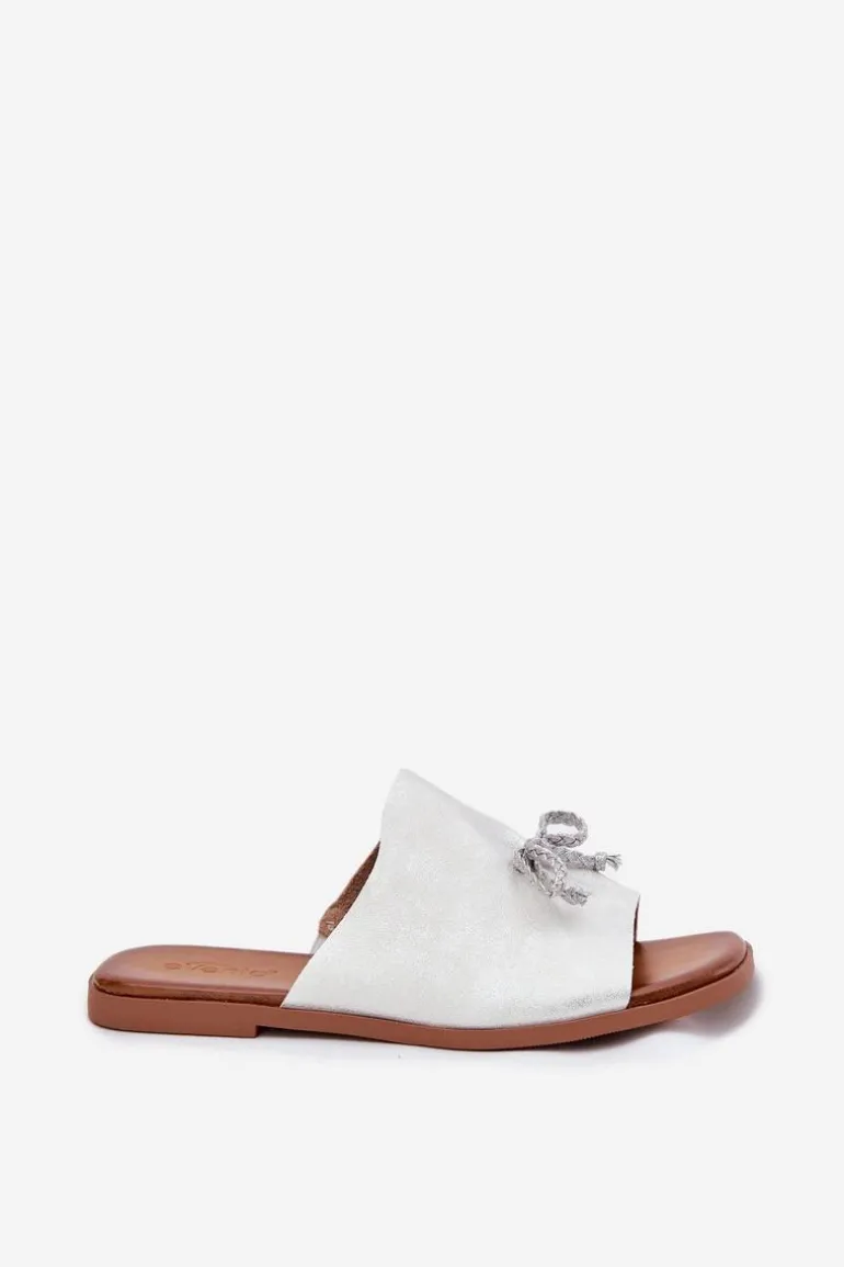 Klapki Damskie Na Płaskim Obcasie Z Ozdobnym Wiązaniem Srebrne Norela
