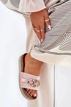 Klapki Damskie Na Platformie Z Brokatem I Złotą Ozdobą Różowe Rilirea