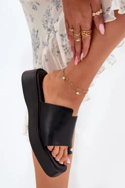 Klapki Damskie Na Platformie Z Ozdobnym Detalem Czarne Linosea