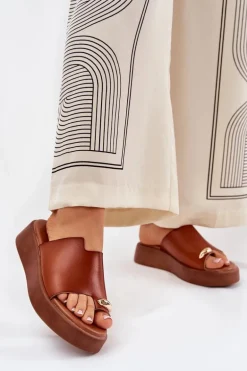 Klapki Damskie Na Platformie I Niskim Koturnie Z Ozdobnym Detalem Camel Saqesse