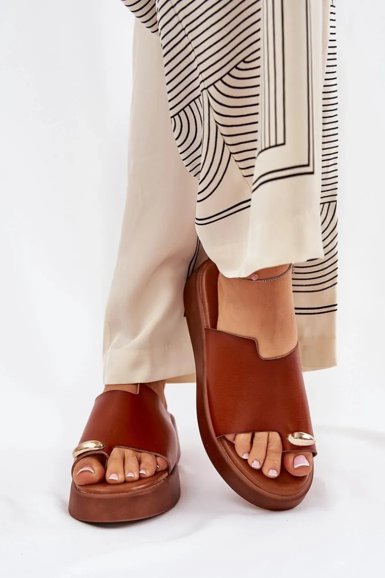 Klapki Damskie Na Platformie I Niskim Koturnie Z Ozdobnym Detalem Camel Saqesse