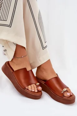 Klapki Damskie Na Platformie I Niskim Koturnie Z Ozdobnym Detalem Camel Saqesse