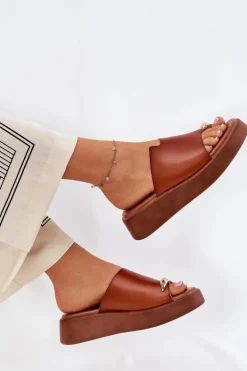 Klapki Damskie Na Platformie I Niskim Koturnie Z Ozdobnym Detalem Camel Saqesse