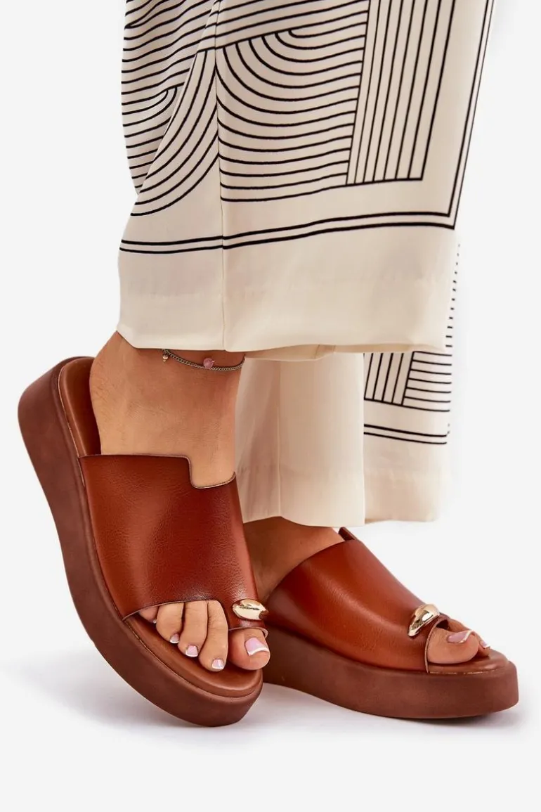 Klapki Damskie Na Platformie I Niskim Koturnie Z Ozdobnym Detalem Camel Saqesse