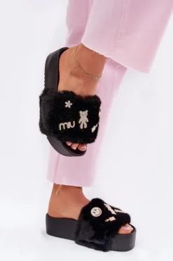 Klapki Damskie Na Platformie Z Futerkiem I Złotymi Przypinkami Czarne Livira