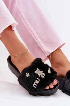Klapki Damskie Na Platformie Z Futerkiem I Złotymi Przypinkami Czarne Livira