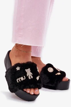 Klapki Damskie Na Platformie Z Futerkiem I Złotymi Przypinkami Czarne Livira