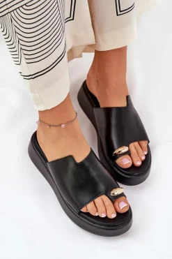 Klapki Damskie Na Platformie I Niskim Koturnie Z Ozdobnym Detalem Czarne Saqesse