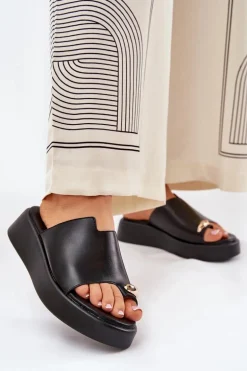 Klapki Damskie Na Platformie I Niskim Koturnie Z Ozdobnym Detalem Czarne Saqesse