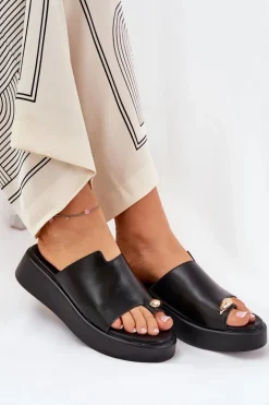 Klapki Damskie Na Platformie I Niskim Koturnie Z Ozdobnym Detalem Czarne Saqesse