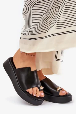 Klapki Damskie Na Platformie I Niskim Koturnie Z Ozdobnym Detalem Czarne Saqesse