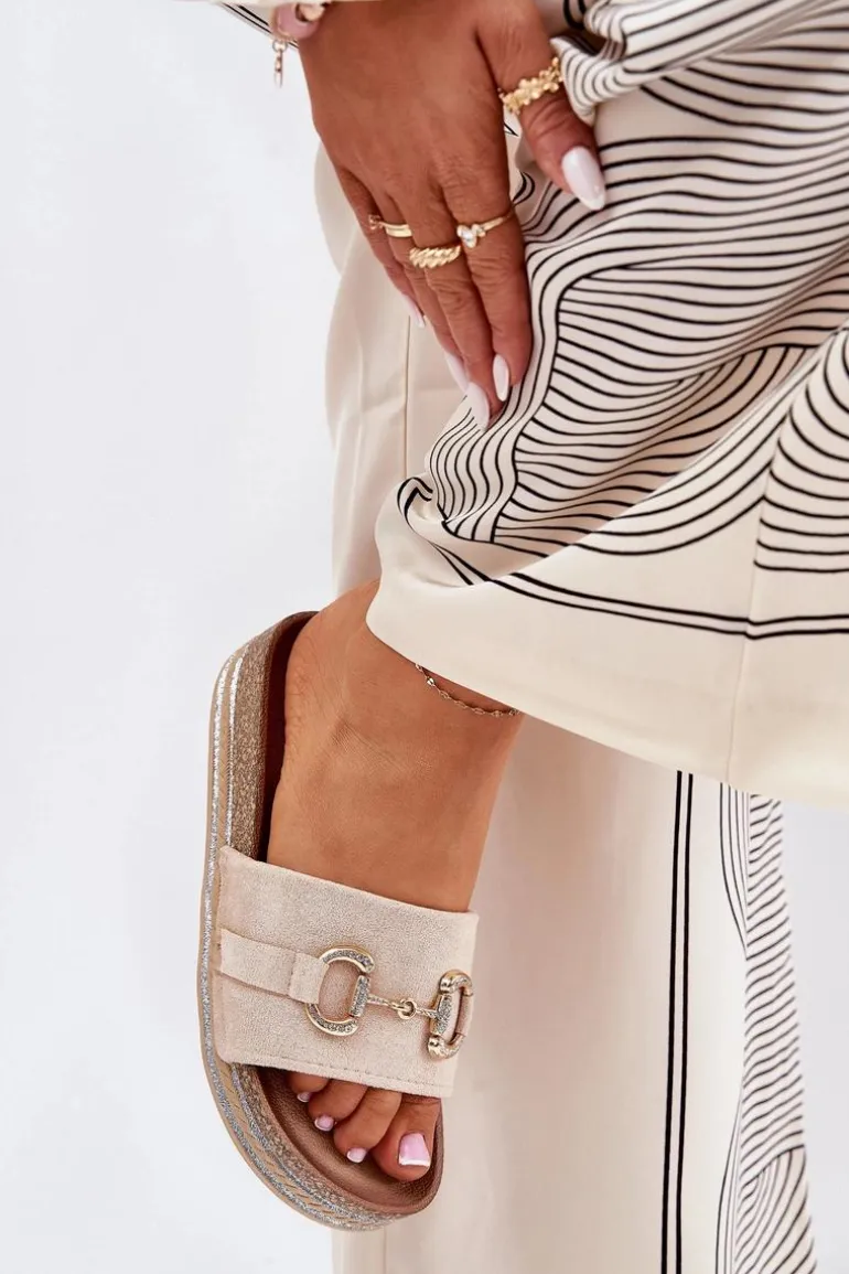 Klapki Damskie Na Platformie Ze Złotą Ozdobą I Brokatem Beżowe Morisela