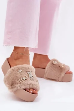 Klapki Damskie Na Platformie Z Futerkiem I Złotymi Przypinkami Beżowe Livira