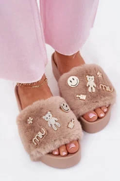 Klapki Damskie Na Platformie Z Futerkiem I Złotymi Przypinkami Beżowe Livira