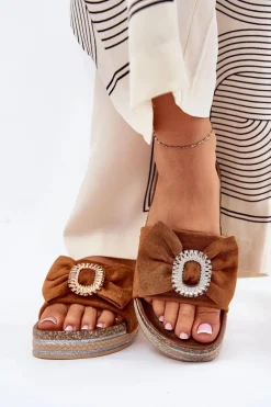 Klapki Damskie Na Platformie Z Kokardką I Ozdobną Broszką Camel Lenela