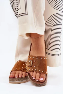 Klapki Damskie Na Platformie Z Klamrą I Ćwiekami Camel Nusithia