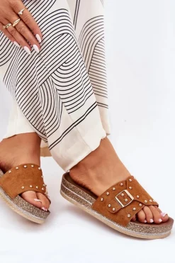 Klapki Damskie Na Platformie Z Klamrą I Ćwiekami Camel Nusithia