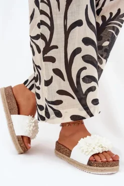 Klapki Damskie Na Platformie Z Ozdobnymi Kwiatkami Białe Tessara