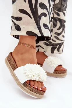 Klapki Damskie Na Platformie Z Ozdobnymi Kwiatkami Białe Tessara