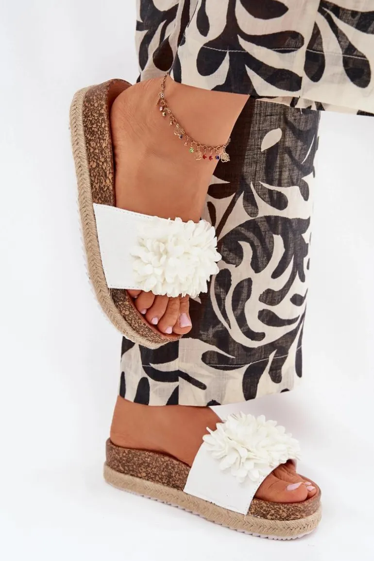 Klapki Damskie Na Platformie Z Ozdobnymi Kwiatkami Białe Tessara