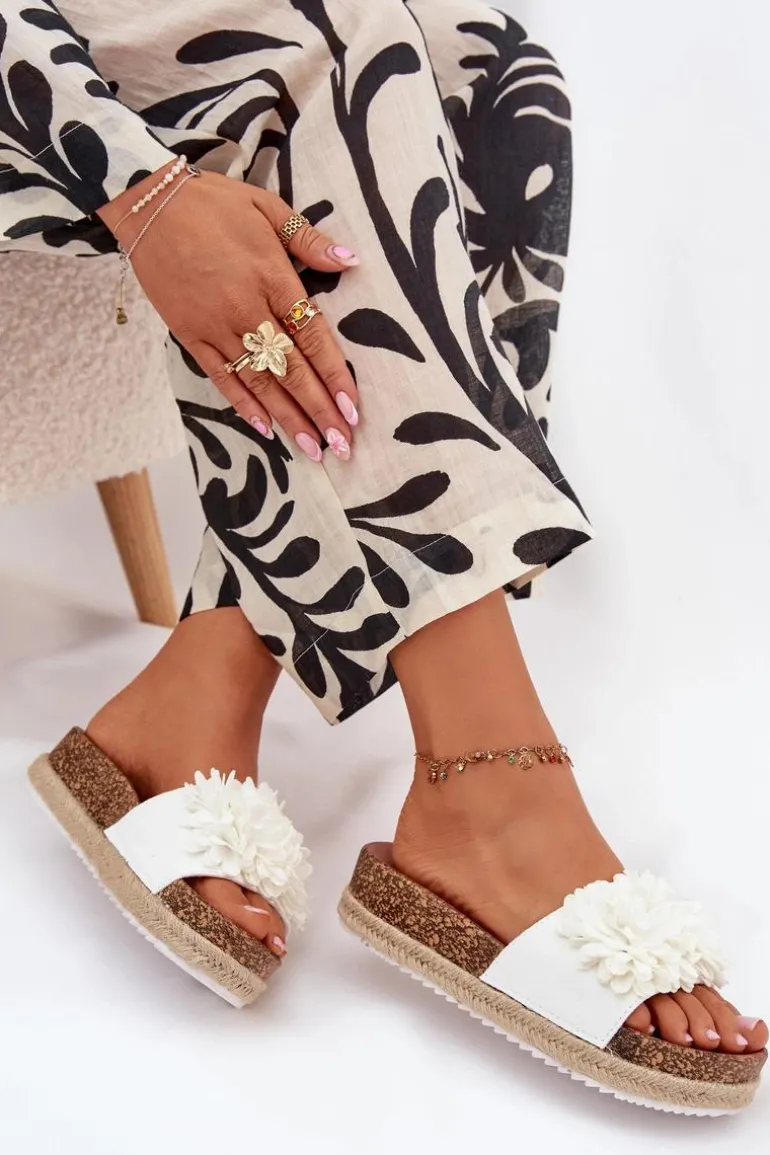 Klapki Damskie Na Platformie Z Ozdobnymi Kwiatkami Białe Tessara