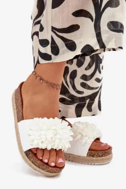 Klapki Damskie Na Platformie Z Ozdobnymi Kwiatkami Białe Tessara