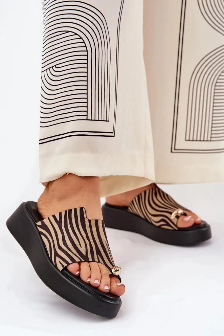 Klapki Damskie Na Platformie I Niskim Koturnie Z Ozdobnym Detalem Zebra Czarno-Beżowe Saqesse