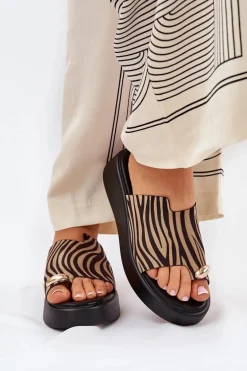 Klapki Damskie Na Platformie I Niskim Koturnie Z Ozdobnym Detalem Zebra Czarno-Beżowe Saqesse
