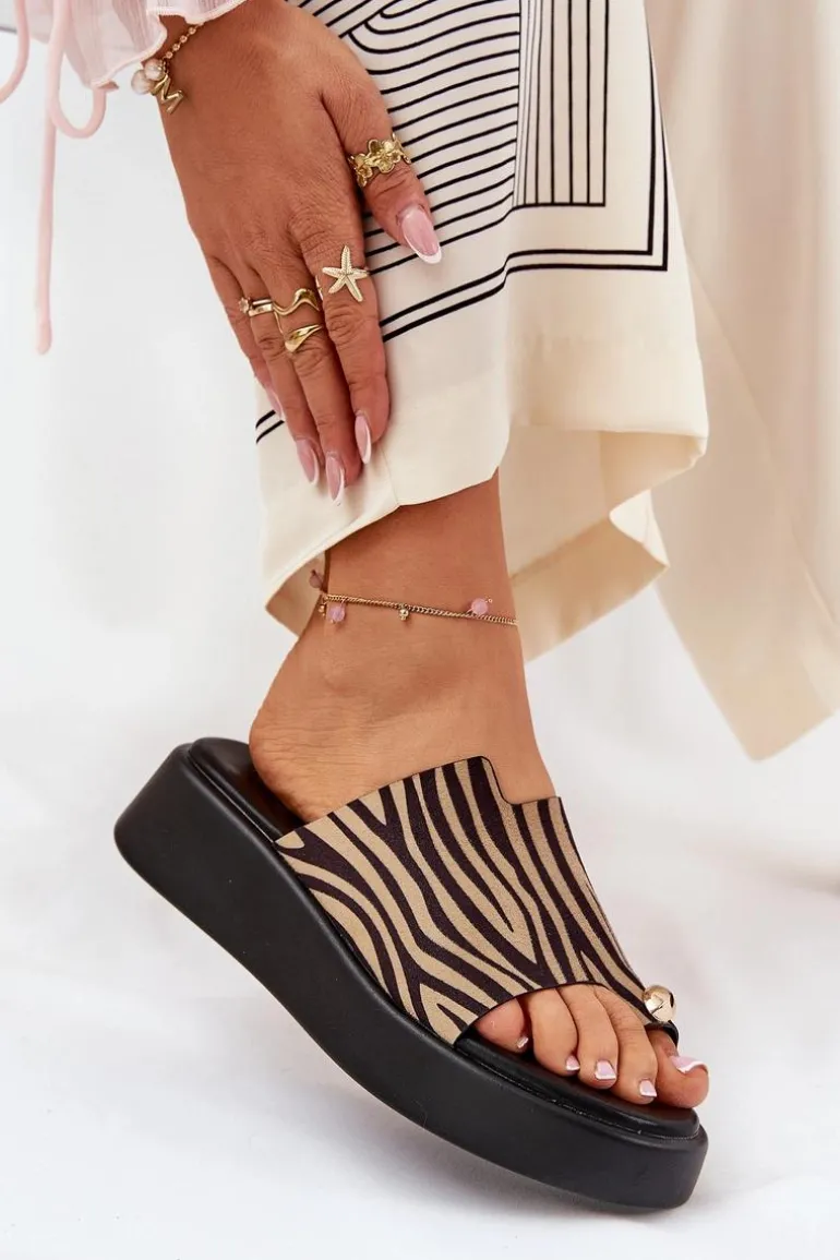 Klapki Damskie Na Platformie I Niskim Koturnie Z Ozdobnym Detalem Zebra Czarno-Beżowe Saqesse