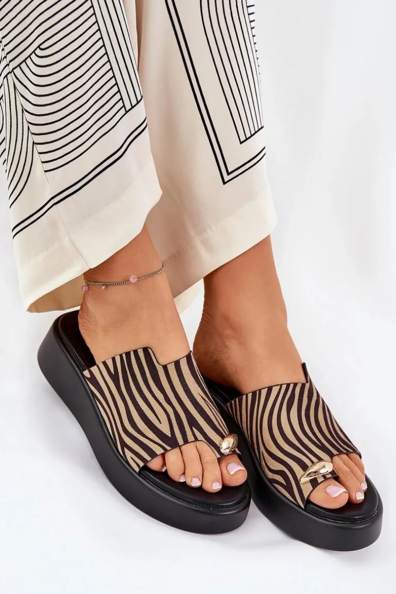 Klapki Damskie Na Platformie I Niskim Koturnie Z Ozdobnym Detalem Zebra Czarno-Beżowe Saqesse