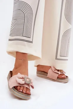 Klapki Damskie Na Platformie Z Kokardką I Ozdobną Broszką Różowe Lenela