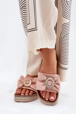 Klapki Damskie Na Platformie Z Kokardką I Ozdobną Broszką Różowe Lenela