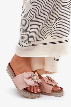 Klapki Damskie Na Platformie Z Kokardką I Ozdobną Broszką Różowe Lenela