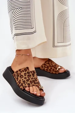 Klapki Damskie Na Platformie I Niskim Koturnie Z Ozdobnym Detalem Panterka Brązowe Saqesse