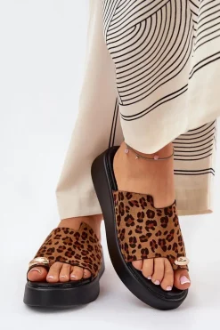 Klapki Damskie Na Platformie I Niskim Koturnie Z Ozdobnym Detalem Panterka Brązowe Saqesse